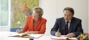 Signing time: State Forest Administration’s Vice-Minister, Mr Chen Fengxue during the visit singed a new Memorandum of Understanding with Wetlands International’s CEO, Jane Madgwick.